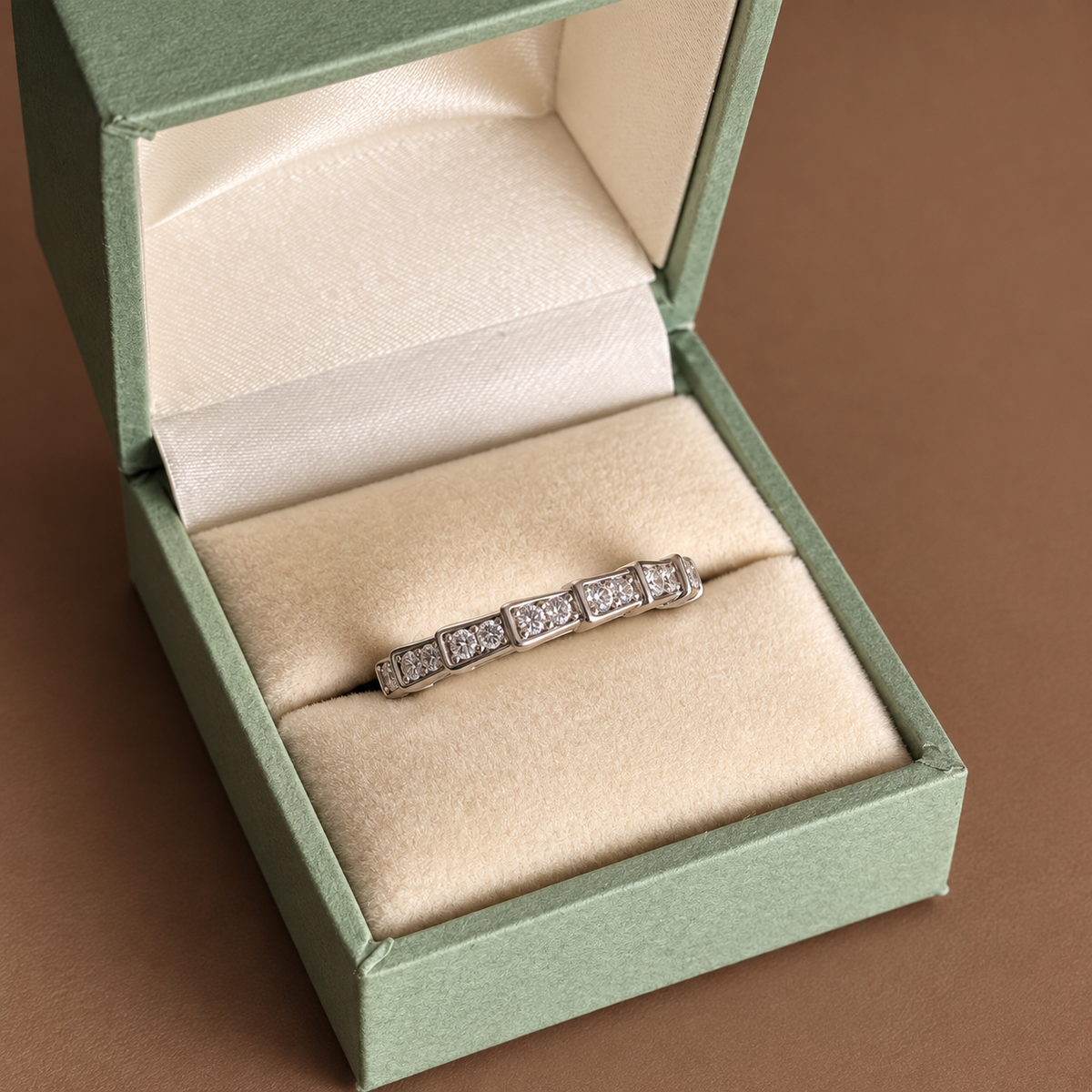 Anillo Churumbela Bulga Brillo continuo. Plata 925 con recubrimiento de rodio.